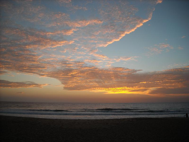 photo 366.jpg - Le soleil est déjà derrière l'horizon et les nuages s'illuminent.